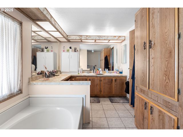 1199 N TERRY St 302, Eugene, OR 97402