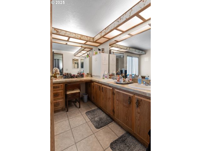 1199 N TERRY St 302, Eugene, OR 97402