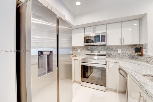 8352 Dundee Ter, Miami Lakes, FL 33016