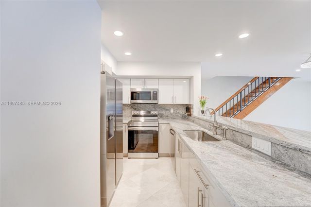 8352 Dundee Ter, Miami Lakes, FL 33016