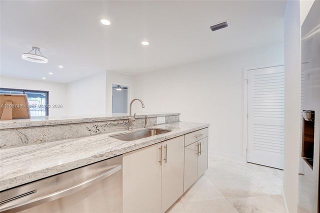 8352 Dundee Ter, Miami Lakes, FL 33016