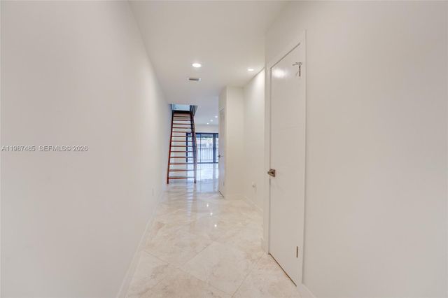 8352 Dundee Ter, Miami Lakes, FL 33016