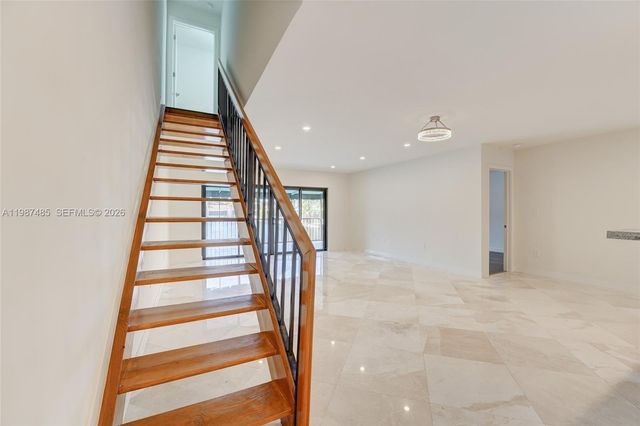 8352 Dundee Ter, Miami Lakes, FL 33016