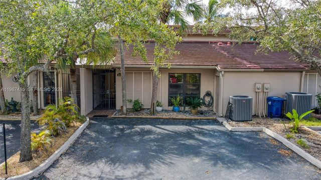 8352 Dundee Ter, Miami Lakes, FL 33016