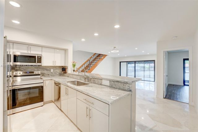 8352 Dundee Ter, Miami Lakes, FL 33016