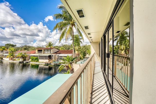 8352 Dundee Ter, Miami Lakes, FL 33016