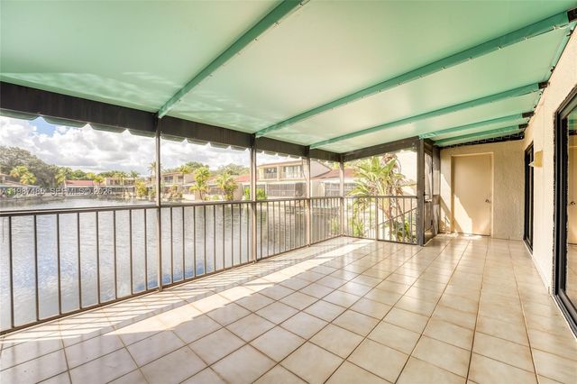 8352 Dundee Ter, Miami Lakes, FL 33016