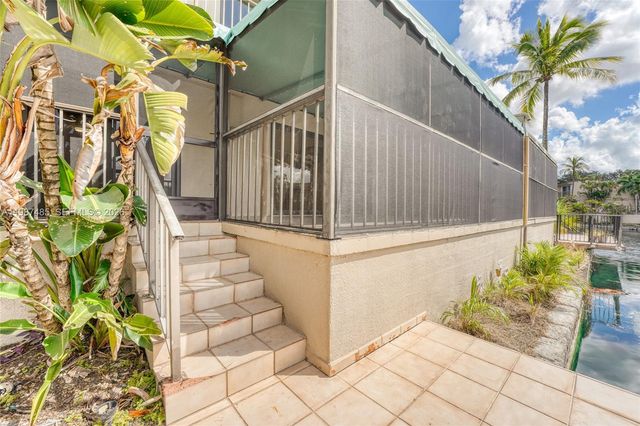 8352 Dundee Ter, Miami Lakes, FL 33016