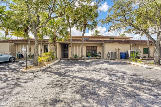 8352 Dundee Ter, Miami Lakes, FL 33016