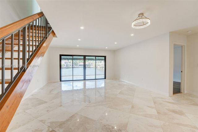 8352 Dundee Ter, Miami Lakes, FL 33016