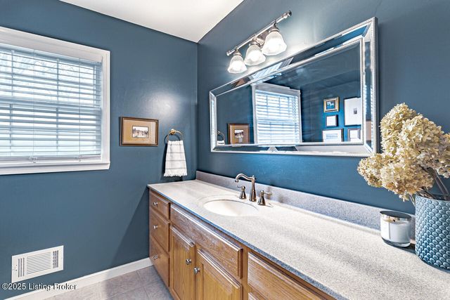 8810 Nottingham Pkwy, Louisville, KY 40222