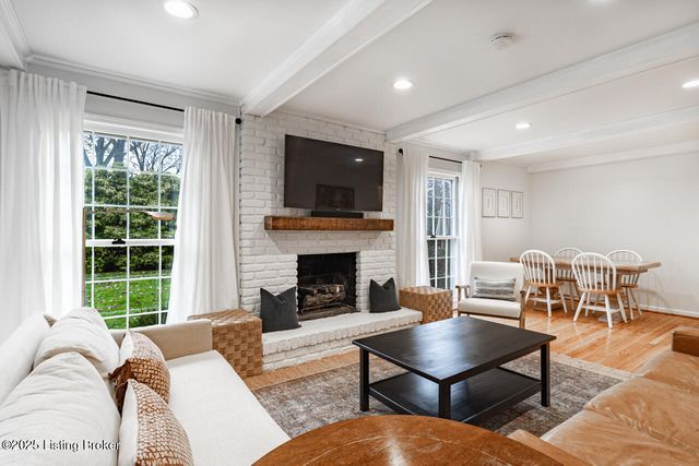 8810 Nottingham Pkwy, Louisville, KY 40222