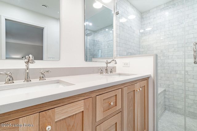 8810 Nottingham Pkwy, Louisville, KY 40222