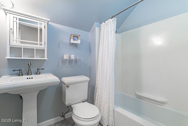 8810 Nottingham Pkwy, Louisville, KY 40222