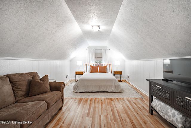 8810 Nottingham Pkwy, Louisville, KY 40222