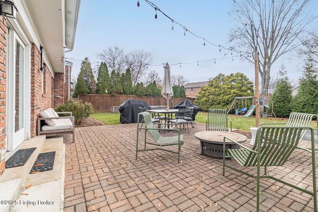 8810 Nottingham Pkwy, Louisville, KY 40222