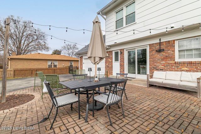 8810 Nottingham Pkwy, Louisville, KY 40222