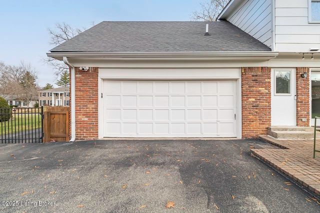 8810 Nottingham Pkwy, Louisville, KY 40222