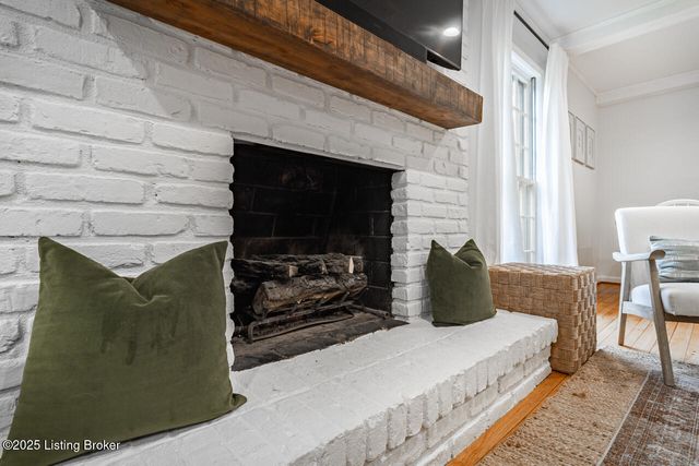 8810 Nottingham Pkwy, Louisville, KY 40222