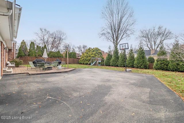 8810 Nottingham Pkwy, Louisville, KY 40222