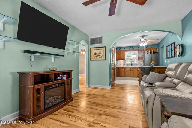 11701 Kings Ln, Louisville, KY 40243