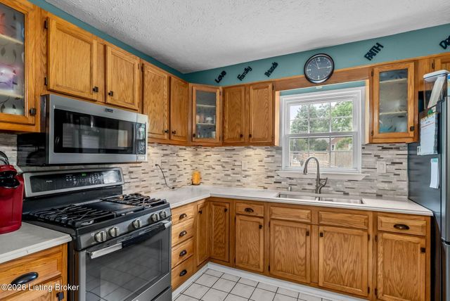 11701 Kings Ln, Louisville, KY 40243