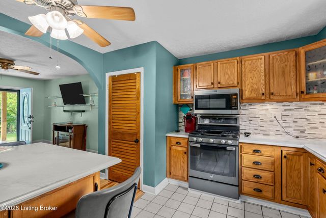 11701 Kings Ln, Louisville, KY 40243