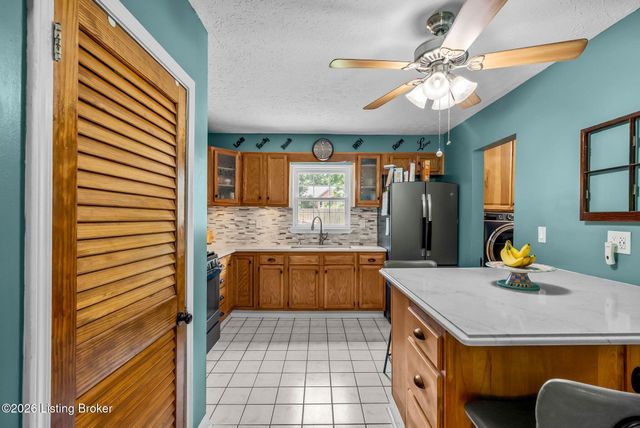 11701 Kings Ln, Louisville, KY 40243