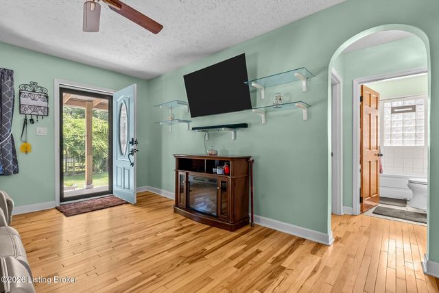 11701 Kings Ln, Louisville, KY 40243