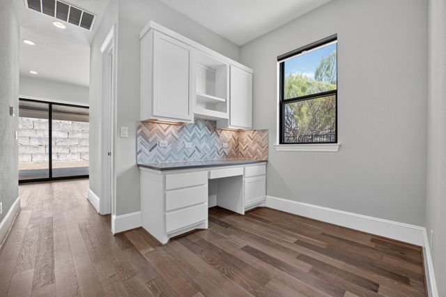 308 Lodestone LN, Austin, TX 78738