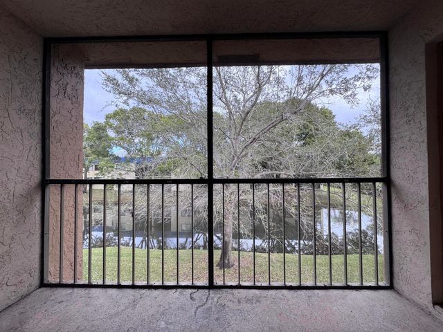 193 Lakeview Drive 205, Weston, FL 33326