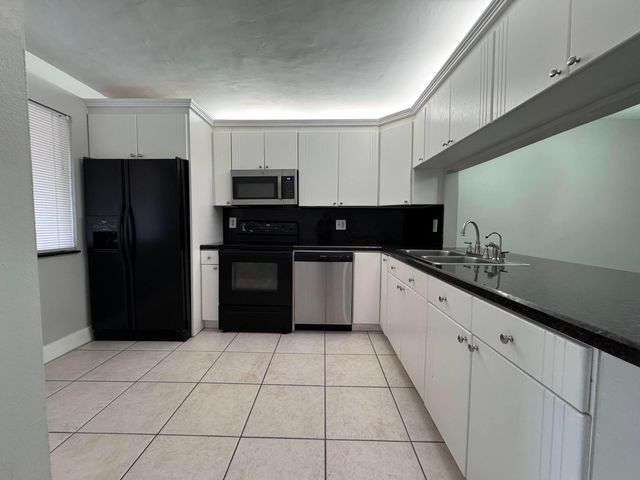 193 Lakeview Drive 205, Weston, FL 33326