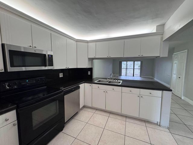 193 Lakeview Drive 205, Weston, FL 33326