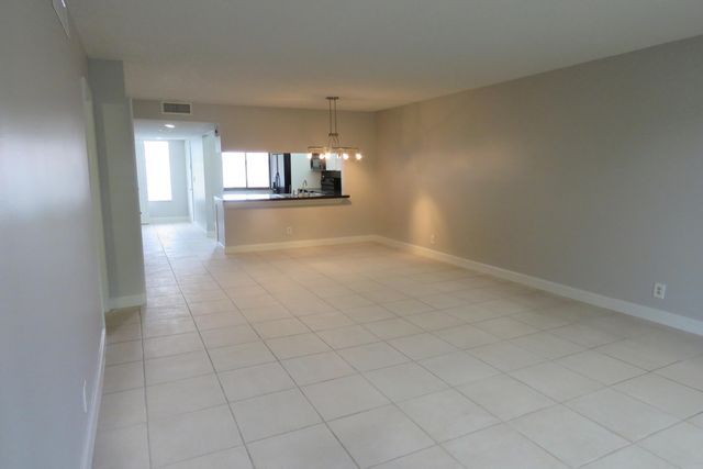 193 Lakeview Drive 205, Weston, FL 33326
