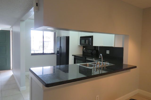 193 Lakeview Drive 205, Weston, FL 33326