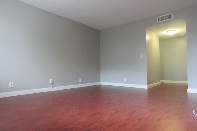 193 Lakeview Drive 205, Weston, FL 33326