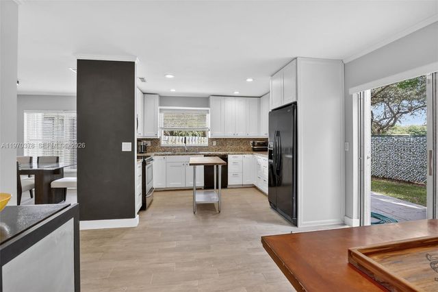 4700 Grapevine Way, Davie, FL 33331