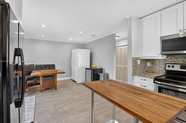 4700 Grapevine Way, Davie, FL 33331