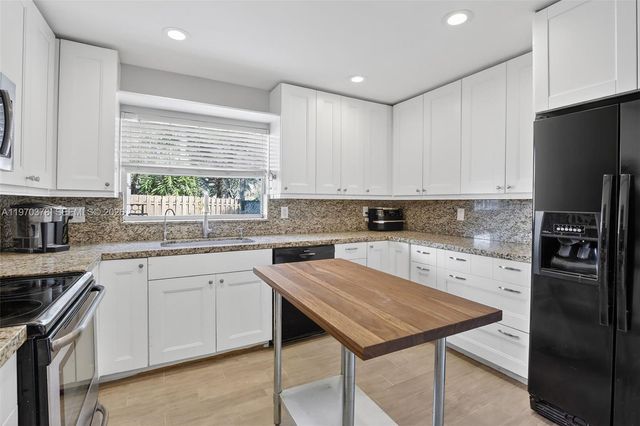 4700 Grapevine Way, Davie, FL 33331