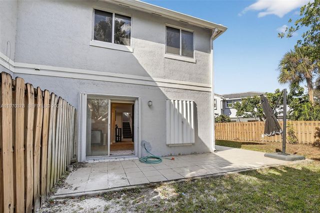 4700 Grapevine Way, Davie, FL 33331