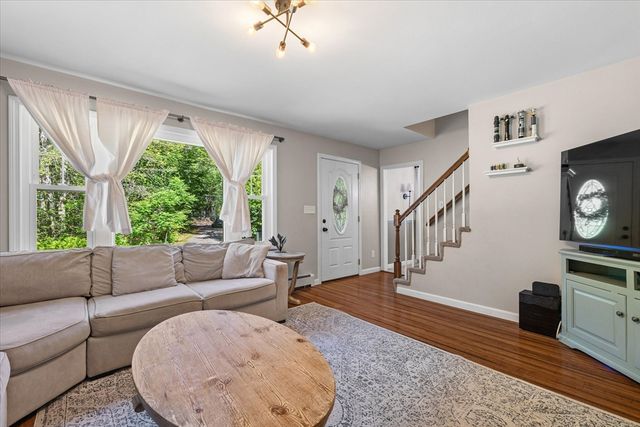 44 Underwood Rd, Hubbardston, MA 01452