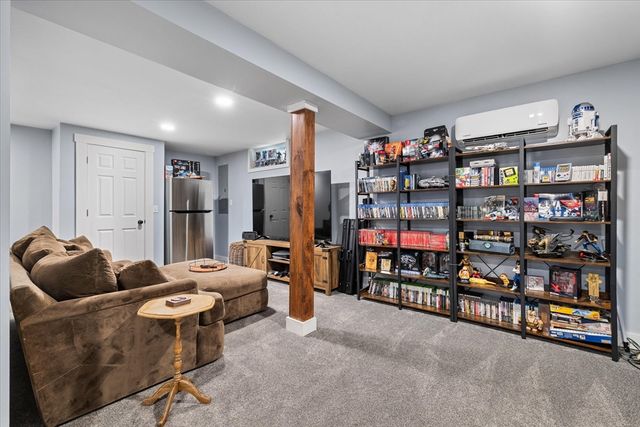 44 Underwood Rd, Hubbardston, MA 01452