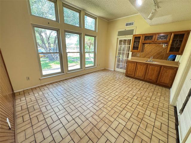 2610 Fallcreek Circle, Carrollton, TX 75006