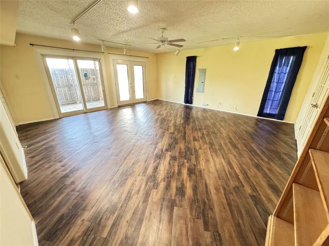 2610 Fallcreek Circle, Carrollton, TX 75006