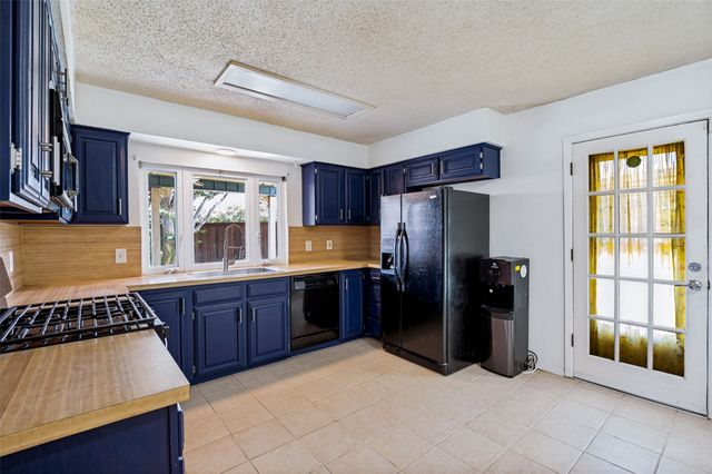 2610 Fallcreek Circle, Carrollton, TX 75006