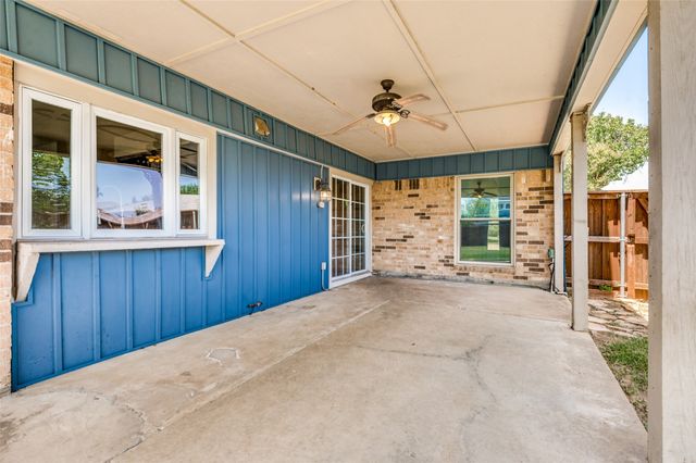 2610 Fallcreek Circle, Carrollton, TX 75006