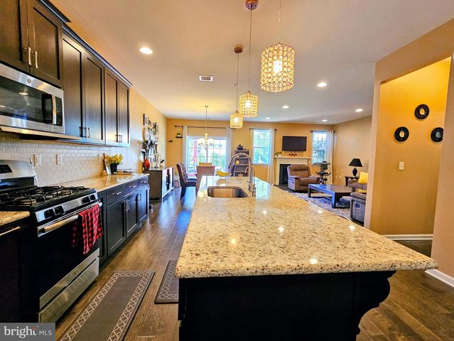 3 CANNON DR, Pennington, NJ 08534