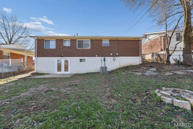 1077 Dawn Valley Drive, Maryland Heights, MO 63043