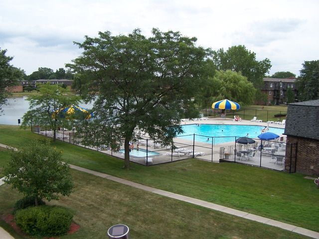 9420 BAY COLONY Drive 1W, Des Plaines, IL 60016