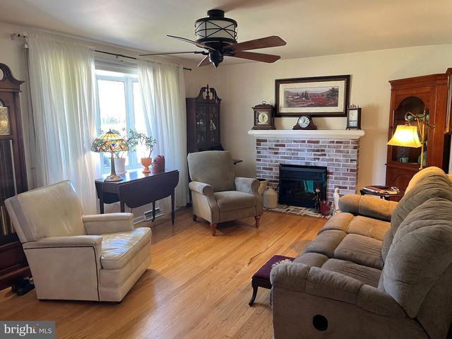 2018 PINEVIEW DR, York, PA 17408